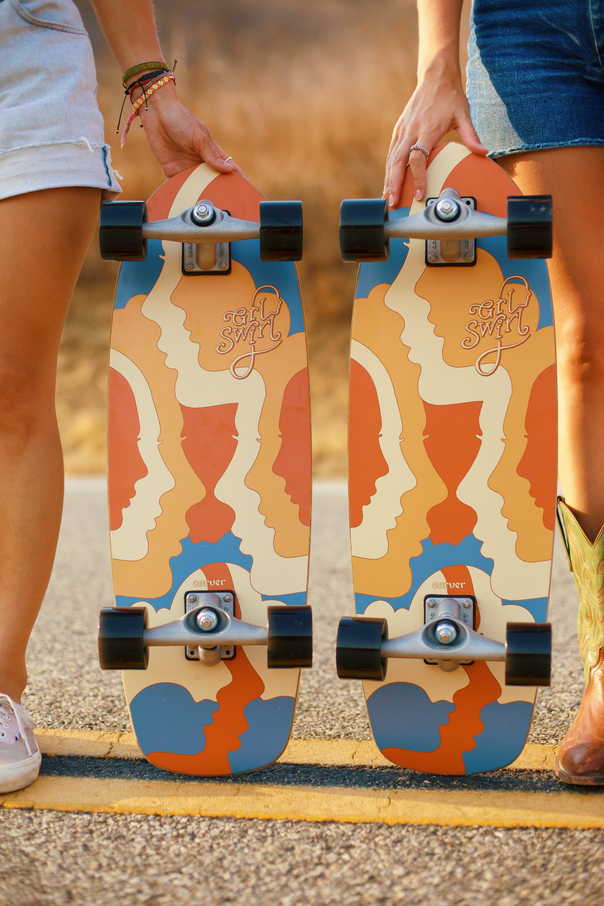 El monopatín GRLSWIRL x Carver original